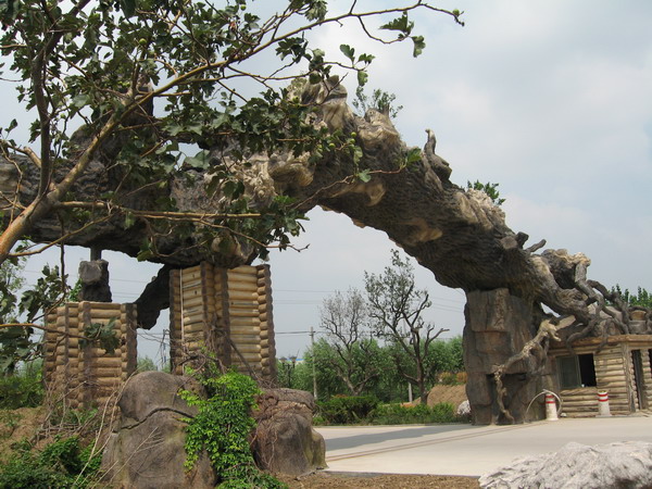 南京绿州生态园大酒店大门口假树制作  昆明佳萌景观工程有限公司