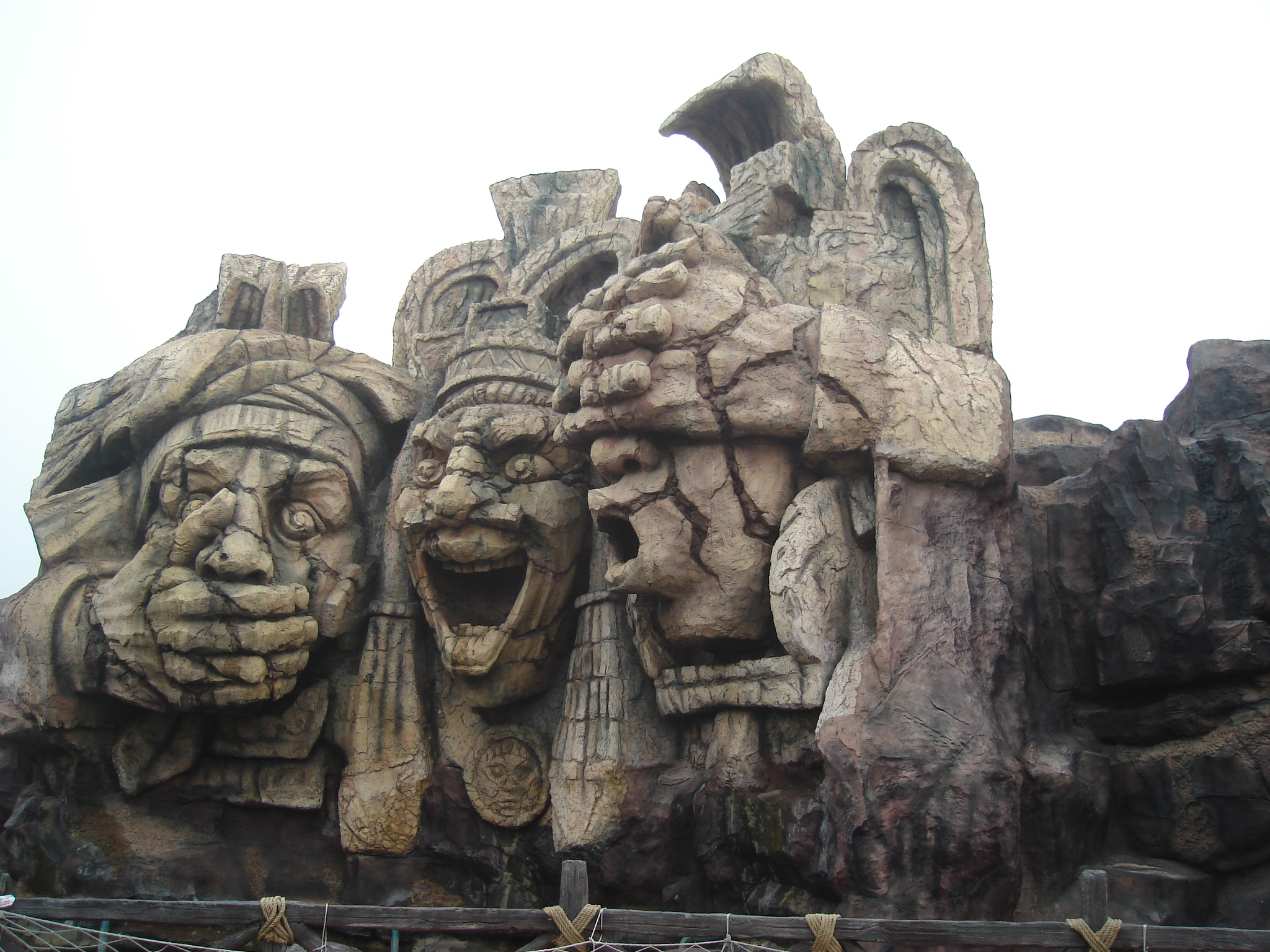 假山 北京欢乐谷雕塑景观工程  昆明佳萌景观工程有限公司